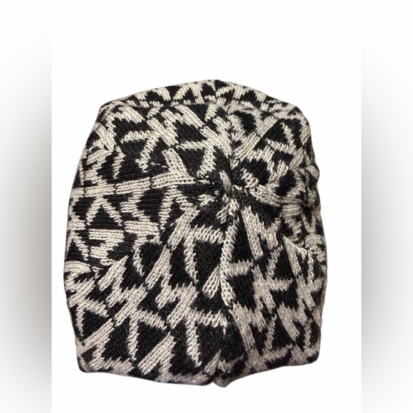 Michael Kors Signature Beanie with Red Trim - Picture 3 of 4